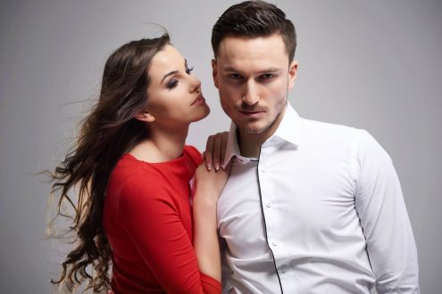 Kobieta patrząca na partnera